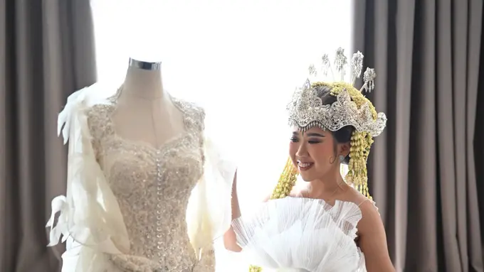 Pesona Anggun Kiky Saputri Berbalut Kebaya Sunda Merak Asih di Hari Pernikahan Berkat Kelihaian Didiet Maulana