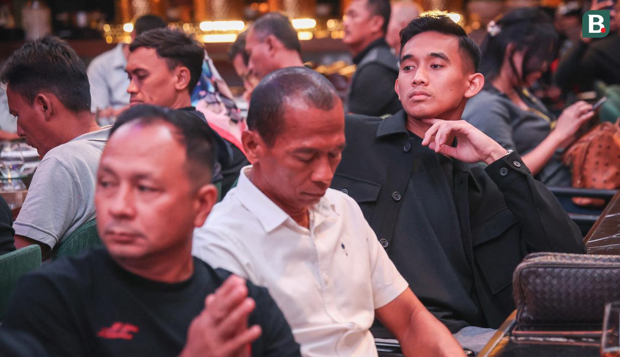 Kapten Persija Jakarta, Rizky Ridho (kanan) tampak sangat serius mengikuti acara perayaan Hari Ulang Tahun Persija ke-96 di Trinity Tower, Jakarta, Kamis (28/11/2024). (Bola.com/Abdul Aziz)