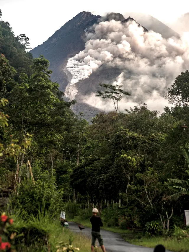 Gunung Merapi Luncurkan Awan Panas Sejauh 1200 Meter
