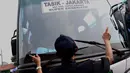 Petugas Dishub DKI Jakarta memberi arahan kepada sopir bus saat mengecek kesiapan angkutan mudik Lebaran di Terminal Kampung Rambutan, Jakarta, Jumat (8/6). Dari 37 bus yang dicek, 26 dinyatakan tidak lulus uji kelaikan. (Liputan6.com/Immanuel Antonius)