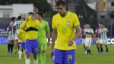 Juara bertahan Olimpiade 2020, Timnas Brasil dipastikan tak lolos ke Olimpiade Paris 2024 setelah tersingkir di babak kualifikasi Zona Amerika Selatan. Timnas Brasil U-23 yang hanya membutuhkan hasil imbang untuk lolos ke Olimpiade Paris 2024 nyatanya harus menyerah 0-1 di tangan musuh bebuyutan, Timnas Argentina pada laga pamungkas grup yang digelar di Brigido Iriarte Stadium, Caracas, Venezuela, Minggu (11/2/2024). Gol tunggal kemenangan Timnas Argentina u-23 dicetak oleh Luciano Gondou pada menit ke-78. (AP Photo/Matias Delacroix)