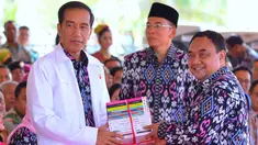 Presiden Joko Widodo menerima buku dari Ketua Umum PWI, Margiono setelah pidato peringatan Hari Pers Nasional 2016 di Kawasan Ekonomi Khusus Mandalika, Kabupaten Lombok Tengah, Nusa Tenggara Barat (NTB), Selasa (9/2). (Setpres/Agus Suparto)