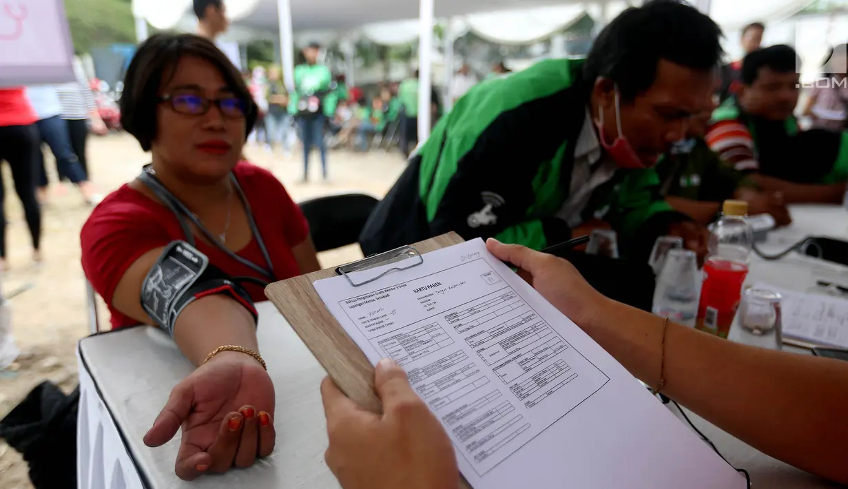 Petugas kesehatan melayani para peserta pengobatan gratis yang diadakn oleh halodoc, Jakarta, Rabu (06/09). Program merupakan bagian dari kampanye Indonesia sehat yang dilakukan oleh halodoc. (Liputan6.com/Johan Tallo)