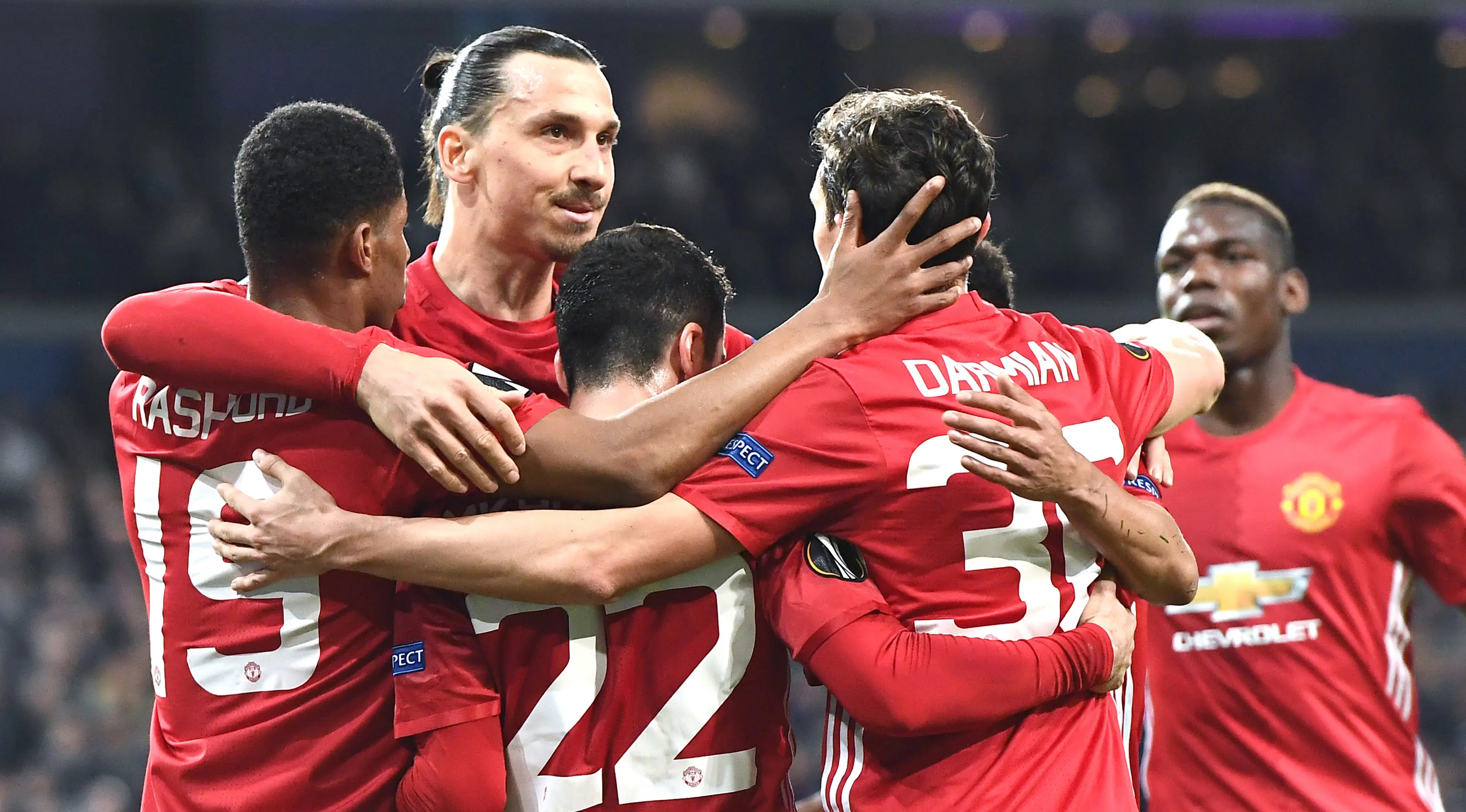 Para pemain Manchester United merayakan gol Henrik Mkhitaryansaat bertandang ke markas Anderlecht pada leg pertama  Liga Europa, Jumat (14/4). Setan Merah harus menerima hasil imbang 1-1 dengan Anderlecht. (EMMANUEL DUNAND/AFP)