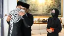 <p>Mengenakan kemeja batik lengan panjang monokrom, Agus Yudhoyono memeluk Ridwan Kamil yang memakai baju serbahitam pertanda duka masih membekas di benaknya. (FOTO: instagram.com/@agusyudhoyono)</p>