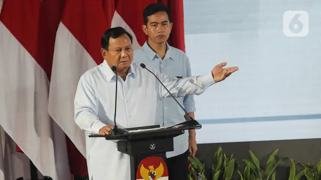 Capres-Cawapres nomor urut 2 Prabowo Subianto (kiri) dan Gibran Rakabuming Raka menyampaikan paparan Penguatan Anti Korupsi untuk Penyelenggara Negara Berintegritas (Paku Integritas) di Gedung Merah Putih KPK, Jakarta, Rabu (17/1/2024). (Liputan6.com/Angga Yuniar)