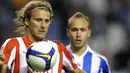 Deportivo Coruna&#039;s Laure vies with Atletico Madrid&#039;s Uruguayan Diego Forlan during their Spanish first league match at the Riazor Stadium in La Coruna, on April 12, 2009. AFP PHOTO/MIGUEL RIOPA