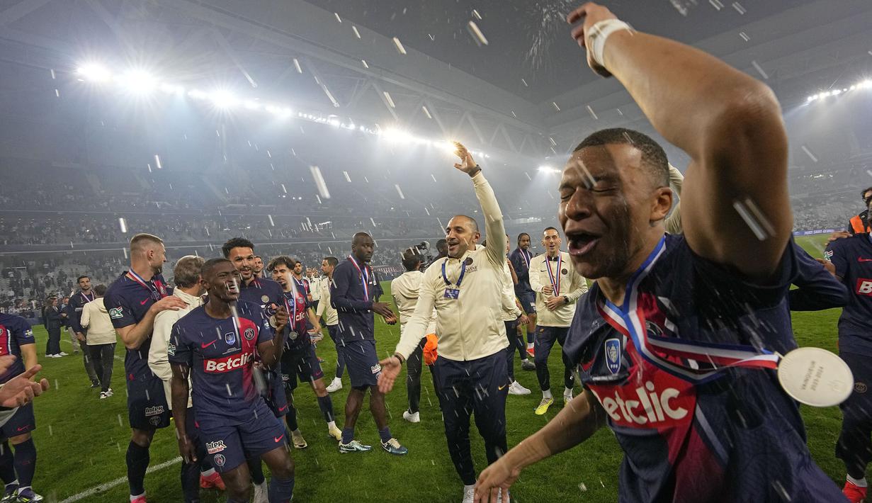 Pemain PSG, Kylian Mbappe (kanna) merayakan gelar juara Coupe De France 2023/2024 setelah mengalahkan Olympique Lyon dengan skor 2-1 pada babak final di Stade Pierre-Mauroy, Villeneuve-d'Ascq, Prancis, Minggu (26/05/2024) WIB. (AP Photo/Michel Euler)