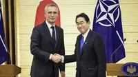 Sekjen NATO Jens Stoltenberg dan Perdana Menteri Jepang Fumio Kishida saat bertatap muka di Tokyo, Selasa (31/1/2023). (Dok. AP/Takashi Aoyama)