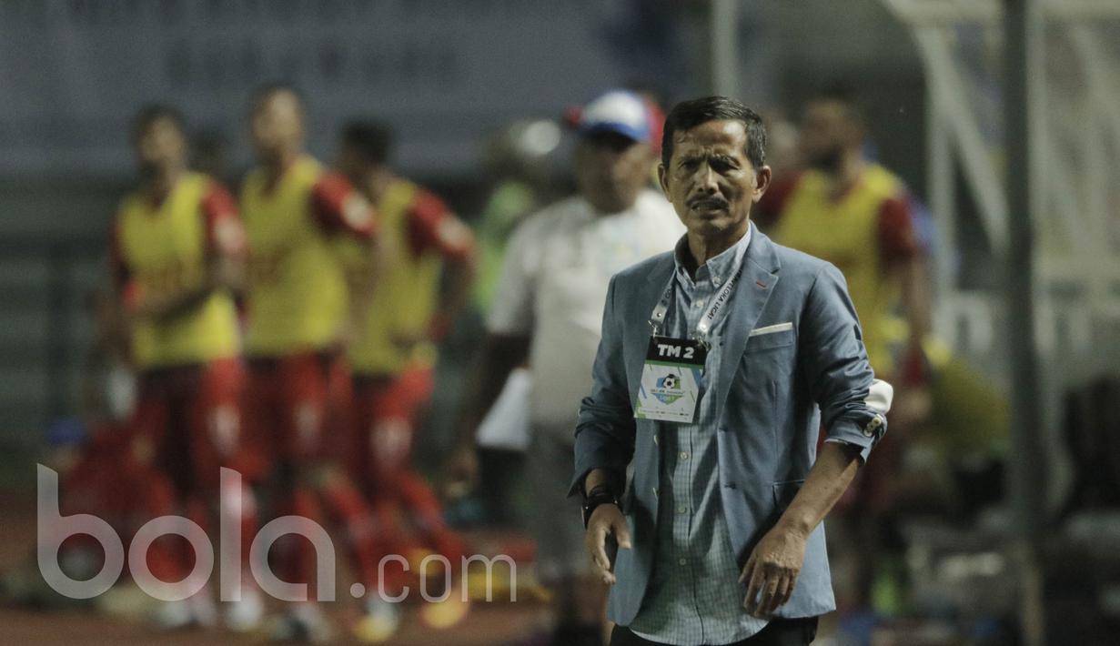 Pelatih Persib, Djajang Nurjaman, memberi arahan kepada anak asuhnya saat melawan Persiba pada laga lanjutan liga 1 Indonesia di Stadion GBLA, Bandung, Minggu (11/6/2017). Persib menang 1-0. (Bola.com/M Iqbal Ichsan)