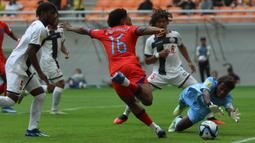 Pemain Timnas Inggris U-17, Myles Lewis-Skelly (tengah) berusaha mencetak gol ke gawang Timnas Kaledonia Baru U-17 pada laga pertama Grup C Piala Dunia U-17 2023 di Jakarta International Stadium (JIS), Jakarta, Sabtu (11/11/2023). (Bola.com/Ikhwan Yanuar)