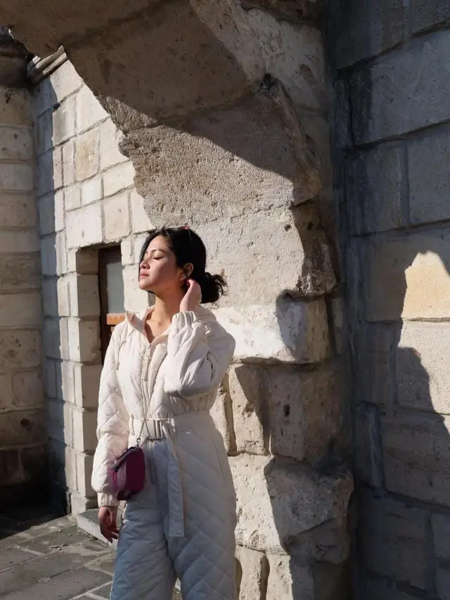 Inspirasi Outfit Yoriko Angeline saat Mengenakan Pakaian Putih