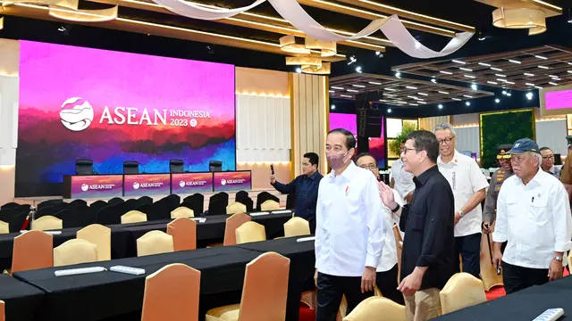 Terlihat Jokowi Pakai Masker Ketika Memantau Secara Langsung Venue KTT ASEAN 2023 di Balai Sidang Jakarta Convention Center (JCC), Jakarta pada Jumat 1 September 2023 (Dok: Fotografer Kepresidenan)