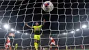 Bola tendangan pemain Arsenal, Alex Oxlade-Chamberlain, bersarang ke gawang Reading dalam laga 16 besar Piala Liga Inggris di Stadion Emirates, Rabu (26/10/2016) dini hari WIB. (Action Images via Reuters/Tony O'Brien)