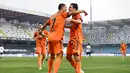 Striker Juventus, Cristiano Ronaldo, melakukan selebrasi bersama Federico Chiesa usai mencetak gol ke gawang Spezia pada laga Liga Italia di Stadion Dino Manuzzi, Minggu (1/11/2020). Juventus menang dengan skor 4-1. (Massimo Paolone/LaPresse via AP)