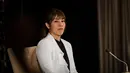 Pegulat wanita asal Jepang,  Saori Yoshida mendengarkan pertanyaan awak media selama konferensi pers pengunduran dirinya di Tokyo (10/1). Peraih medali emas Olimpiade tiga kali ini pensiun dari gulat setelah 33 tahun berkarir. (AFP Phot/Behrouz Mehri)