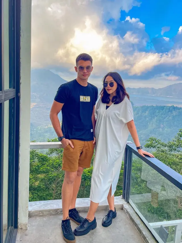 Jarang Tersorot, Ini 6 Potret Kebersamaan Kiper Nadeo Argawinata dan Istri