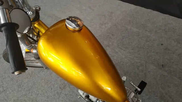 Mencoba replika motor kustom Jokowi di IIMS 2019 (Arief A / Liputan6.com)