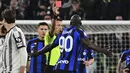 <p>Jelang laga usai, terjadi keributan antara pemain kedua tim. Wasit Davide Massa mengeluarkan Romelu Lukaku dengan kartu kuning kedua. Kemudian, wasit juga memberikan kartu merah untuk kiper Inter Samir Handanovic dan gelandang Juventus Juan Cuadrado. (Marco Alpozzi/LaPresse via AP)</p>