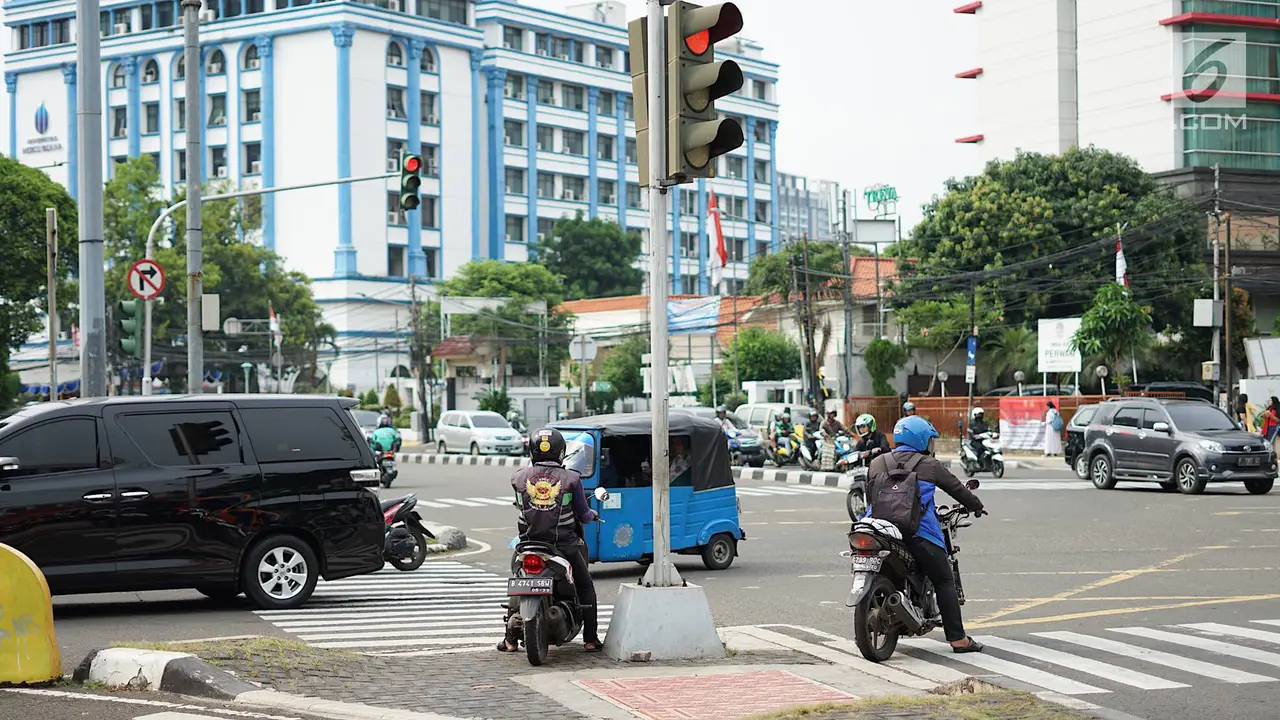 Aksi Nekat Pemotor Nakal Lawan Arus di Persimpangan Gondangdia