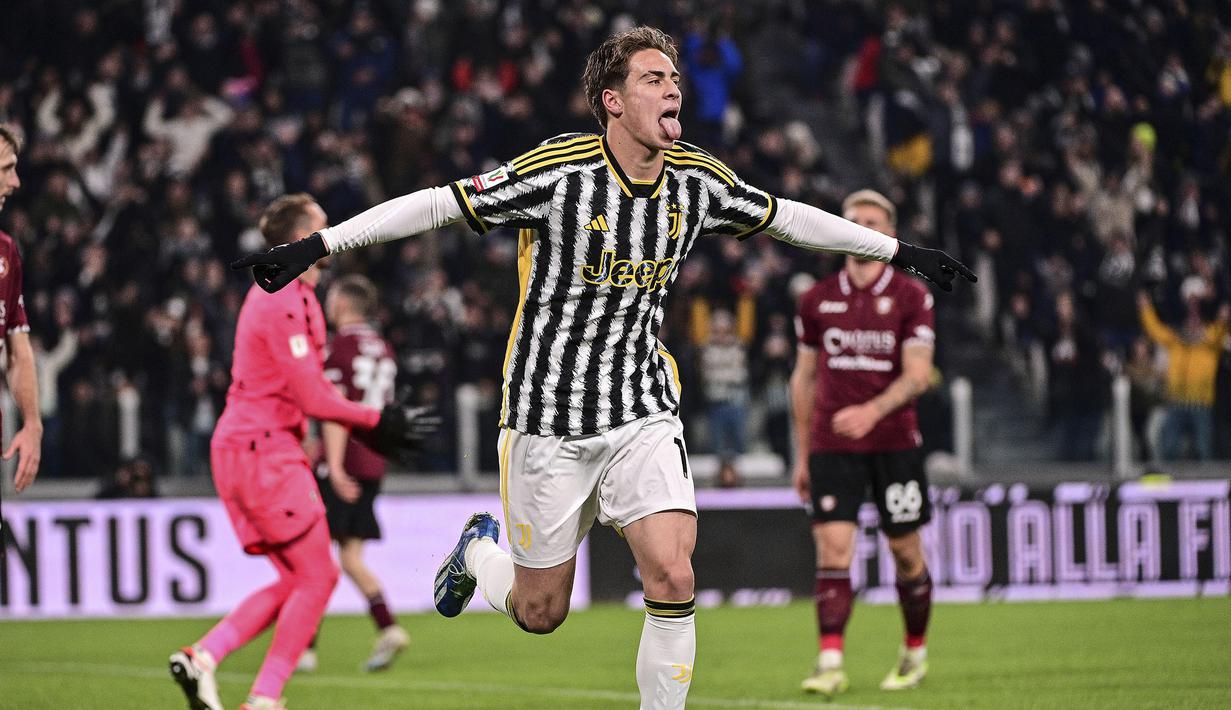 Selebrasi striker Juventus, Kenan Yildiz setelah mencetak gol kelima timnya ke gawang Salernitana pada laga babak 16 besar Coppa Italia 2023/2024 di Juventus Stadium, Turin, Jumat (5/1/2024) dini hari WIB. (dpa via AP Photo/Marco Alpozzi)