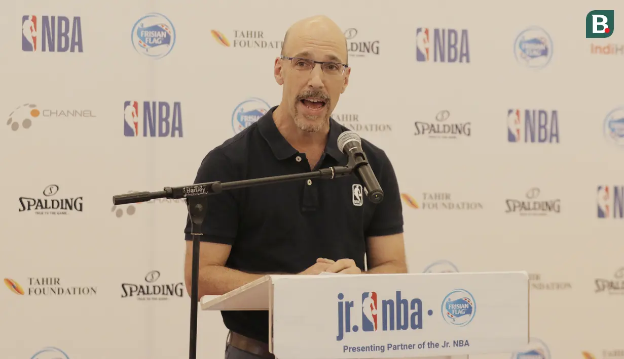 NBA Asia Managing Director, Scott Levy, memberi sambutan saat acara Junior NBA di Pluit Village Mall, Minggu (29/7/2018). 16 anak terpilih menjadi Jr NBA Indonesia All-Star 2018. (Bola.com/M Iqbal Ichsan)