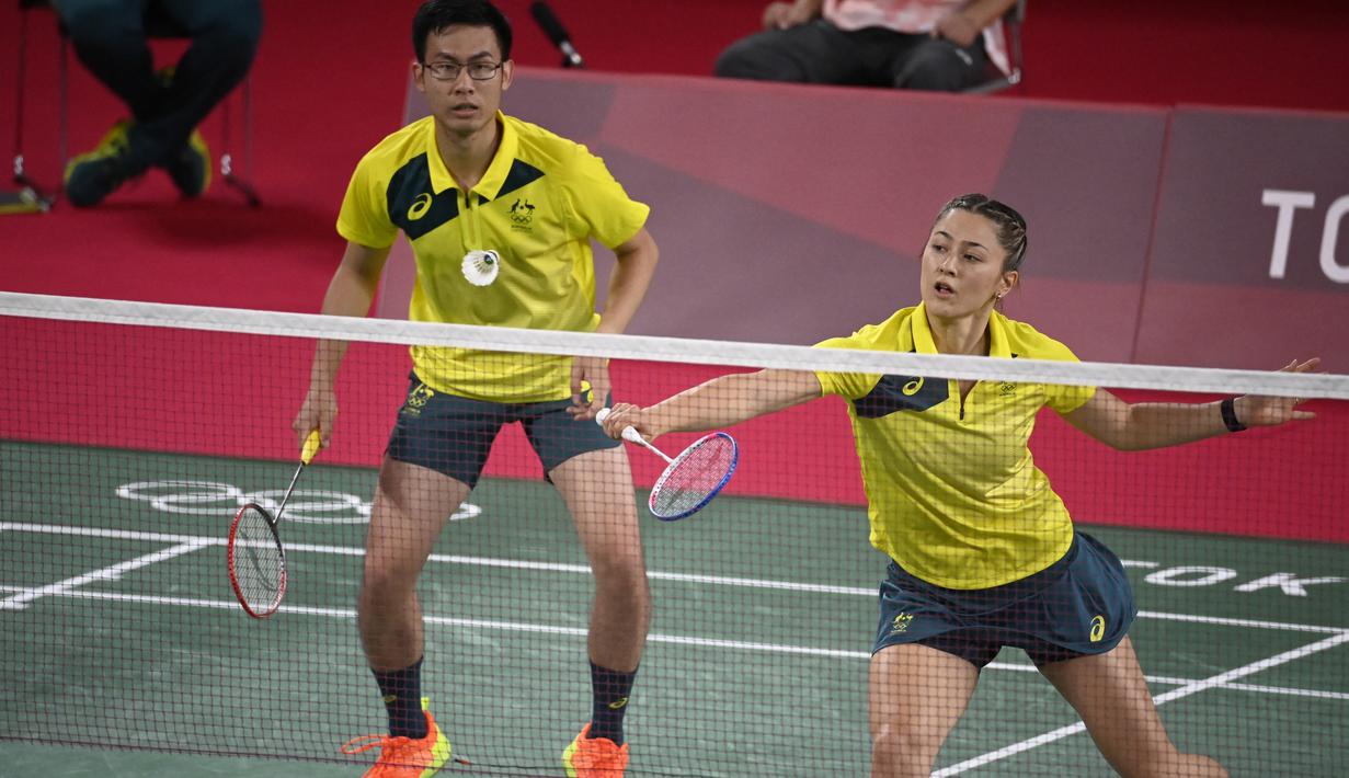 Ganda campuran Australia Gronya Somerville dan Simon Leung saat melawan Melati Daeva Oktavianti dan Praveen Jordan dari Indonesia pada Grup C cabang bulu tangkis Olimpiade Tokyo 2020 di Musashino Forest Sports Plaza, Sabtu (24/7/2021). Praveen / Melati menang 20-22, 21-17 dan 21-13 (Pedro PARDO/AFP)