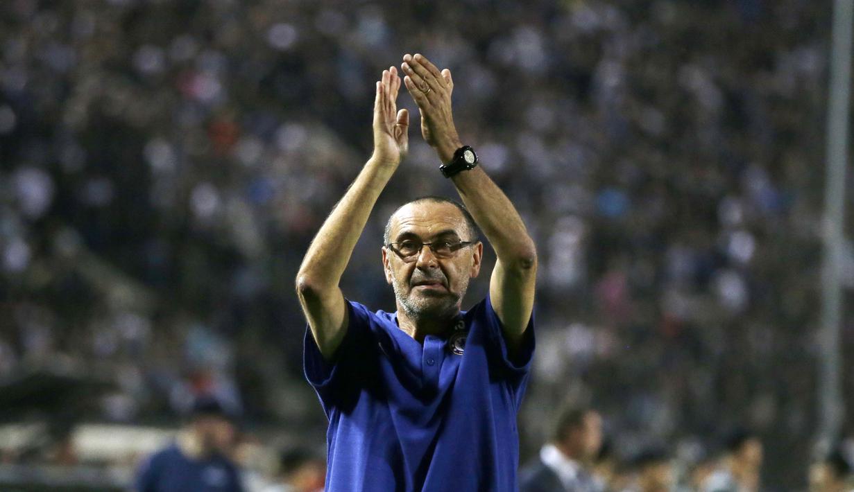 Pelatih Chelsea, Maurizio Sarri, memberikan aplaus usai laga melawan PAOK pada laga Liga Europa di Stadion Toumbas, Thessaloniki, Kamis (20/9/2018). PAOK takluk 0-1 dari Chelsea. (AP/Thanassis Stavrakis)