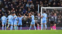 Para pemain Manchester City merayakan gol ke gawang Leicester City dalam laga pekan ke-19 Liga Inggris di Etihad Stadium dalam laga Boxing Day, Minggu (26/12/2021). Manchester City menang 6-3 dalam laga ini. (Anthony Devlin / AFP)