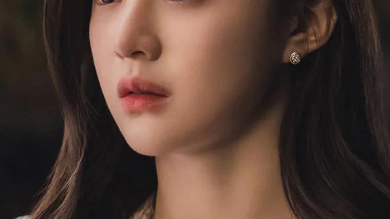 3. Go Yoon Jung sebagai Lee Ji Soo: Novelis dalam Salah Satu Hukuman Choi Yi Jae