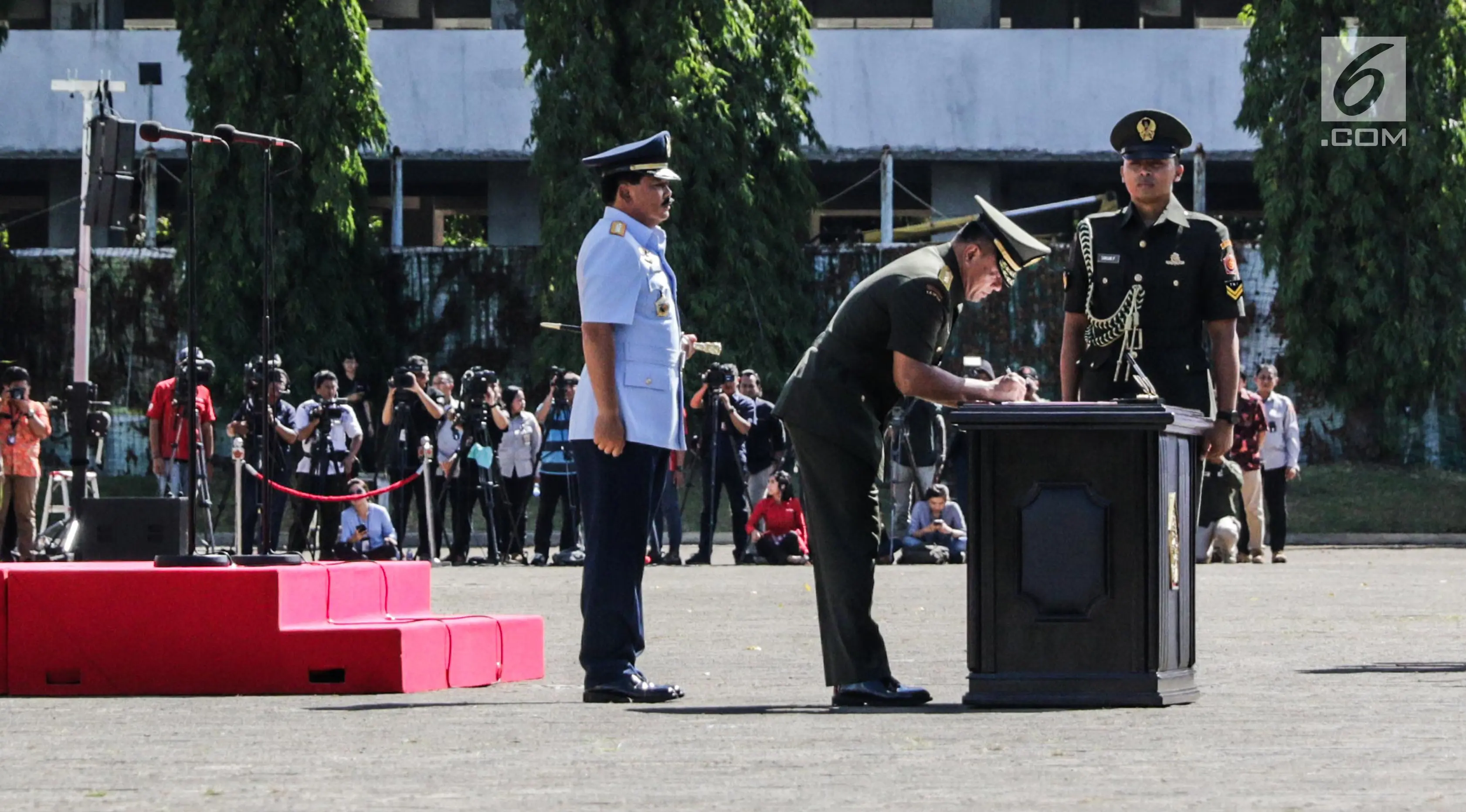 Jenderal TNI Gatot Nurmantyo disaksikan Marsekal TNI Hadi Tjahjanto menandatangani dokumen saat serah terima jabatan Panglima TNI di Mabes TNI Cilangkap, Sabtu (9/12). Gatot resmi mengakhiri jabatannya sebagai Panglima TNI. (Liputan6.com/Faizal Fanani)