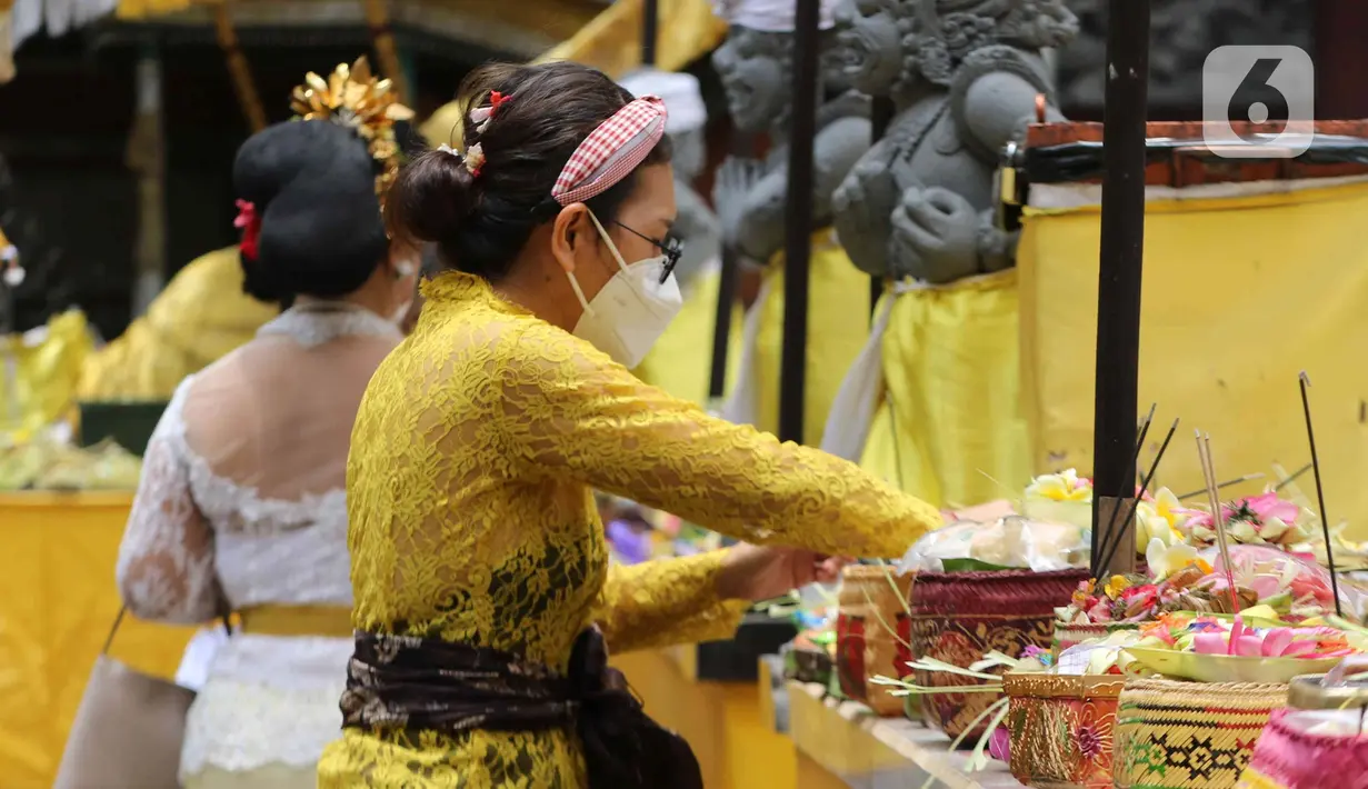 Umat Hindu saat melaksanakan Upacara Tawur Agung Kesanga di Pura Aditya Jaya, Pulo Gadung, Jakarta Timur, Rabu (1/3/2022). Upacara ini bermakna sebagai wujud keselarasan antara umat manusia dengan alam.  (Liputan6.com/Herman Zakharia)