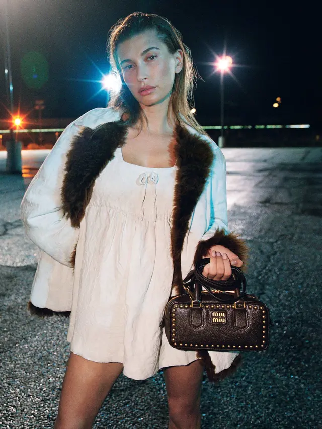 Hailey Bieber Tampil Feminin dengan Estetika 1970-an dan Awal 2000-an di Kampanye Miu Miu Fall/Winter 2026