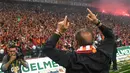 Pelatih Galatasaray Fatih Terim menyapa suporter saat merayakan gelar Liga Turki usai pertandingan melawan Istanbul Basaksehir di Turk Telekom Arena di Istanbul (19/5/2019). Galatasaray memastikan gelar liga Turki ke-22 usai mengalahkan Istanbul Basaksehir 2-1. (AFP Photo/Bulent Kilic)
