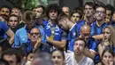 <p>Sementara suporter Inter Milan yang juga mengadakan nonton bareng hanya mampu berdiam diri. Bahkan, tidak sedikit yang menangis. (Claudio Furlan/LaPresse via AP)</p>
