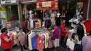 Orang-orang berbelanja di luar toko di jalur pejalan kaki Madero, di mana peraturan pandemi sementara telah mengizinkan toko untuk memajang barang dagangan di jalan, sementara melarang belanja di dalam toko, di pusat Mexico City (12/2/2021). (AP Photo/Rebecca Blackwell)