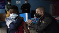 Seorang anak laki-laki disuntik vaksin COVID-19 di sebuah lokasi dekat Johannesburg, Rabu (8/12/2021). Kasus Omicron telah dikonfirmasi setidaknya di sembilan negara Afrika, dengan Afrika Selatan tetap menjadi episenter awal ditemukannya varian baru tersebut. (AP Photo/Denis Farrell)