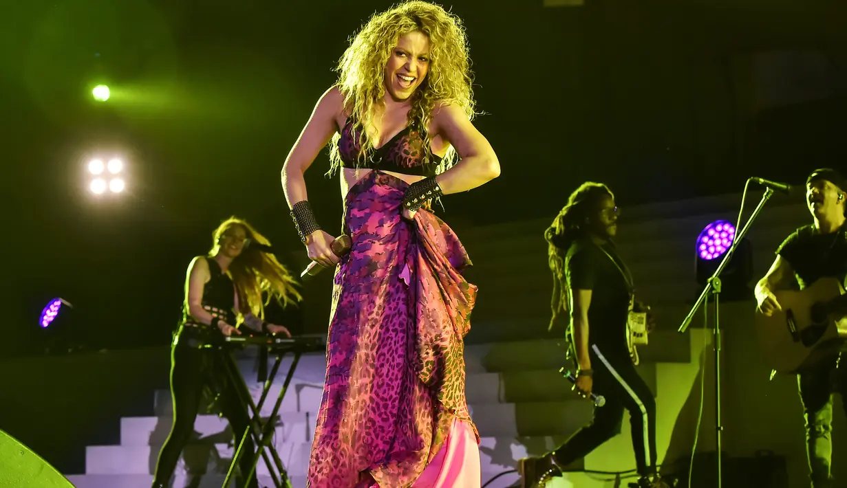 Penyanyi Kolombia, Shakira, tampil pada upacara pembukaan Pertandingan Amerika Tengah dan Karibia 2018, di Stadion Metropolitano, Kolombia (19/7). Pertandingan yang digelar empat tahun sekali berlangsung hingga 3 Agustus. (AFP PHOTO / Luis Robayo)