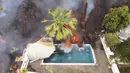 Lava panas mencapai kolam renang setelah letusan gunung berapi di pulau La Palma di Canaries, Spanyol (20/9/2021). Lava terus mengalir perlahan dari gunung berapi yang meletus di Canary Spanyol Kepulauan di barat laut Afrika. (Europa Press via AP)