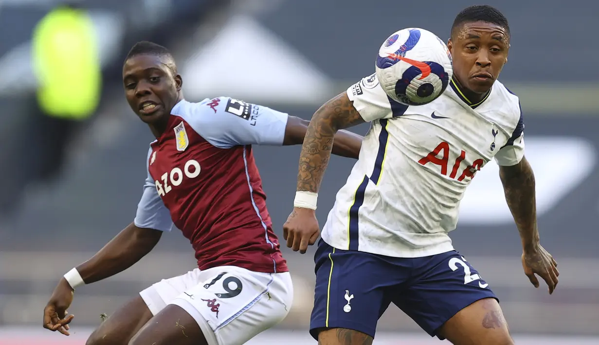 Gelandang Tottenham Hotspur, Steven Bergwijn (kanan) menguasai bola dibayangi gelandang Aston Villa, Marvelous Nakamba dalam laga lanjutan Liga Inggris 2020/2021 pekan ke-37 di Tottenham Hotspur Stadium, Rabu (19/5/2021). Tottenham kalah 1-2 dari Aston Villa . (AP/Richard Heathcote/Pool)