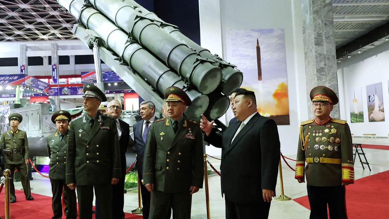 Menhan Rusia itu dibuat terkesima dengan deretan alutsiste tipe terbaru Korea Utara, seperti drone hingga rudal balistik antarbenua (ICBM) Hwasong-18 yang pernah diuji coba beberapa waktu lalu.