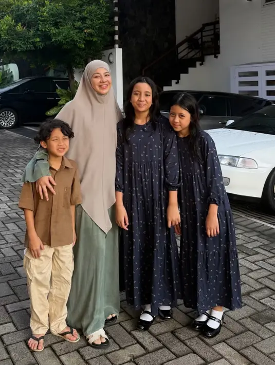 Natasha Rizki tampil mengenakan kerudung panjang abu-anu dipadukan abaya hijau. Kedua putri tampil dengan dress panjang hitam dan anak laki-laki berkemeja coklat. [@natasharizkynew]