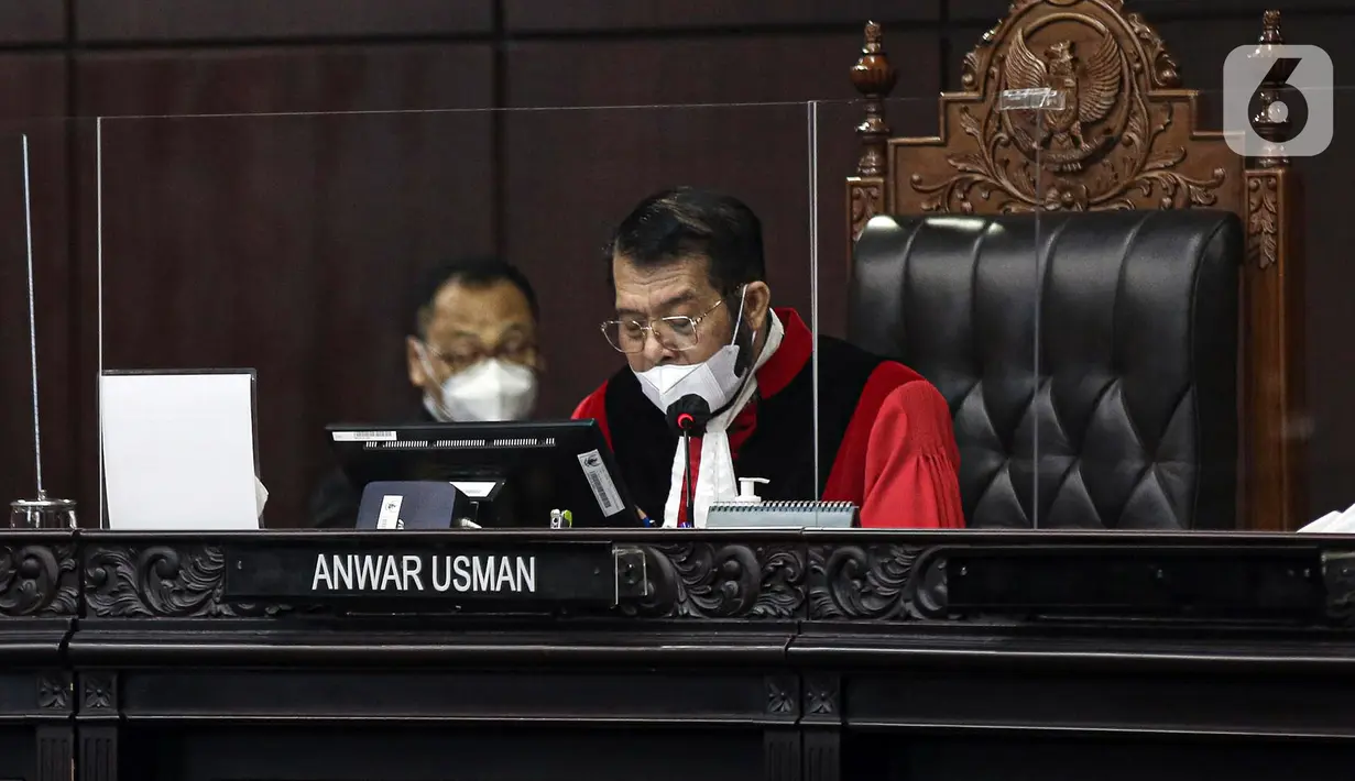 <p>Ketua Majelis Hakim Mahkamah Konstitusi (MK) Anwar Usman membacakan putusan saat sidang uji materi Undang-Undang Nomor 35 Tahun 2009 tentang Narkotika terhadap UUD 1945 atau legalisasi ganja untuk medis di Gedung Mahkamah Konstitusi, Jakarta, Rabu (20/7/2022). MK menyatakan ganja medis tetap tidak boleh digunakan untuk alasan kesehatan. (Liputan6.com/Faizal Fanani)</p>