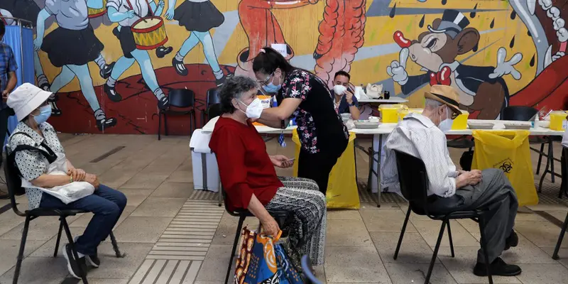 FOTO: Chile Mulai Vaksinasi COVID-19 Dosis Keempat untuk Lansia