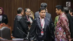 Ketua Tim Hukum Prabowo-Sandiaga, Bambang Widjojanto berunding usai hakim menskors sidang putusan hasil sengketa pilpres 2019 di Gedung Mahkamah Konstitusi (MK), Jakarta, Kamis (27/6/2019). Hakim Ketua Anwar Usman menskors sidang selama satu jam untuk istirahat dan salat. (Liputan6.com/FaizalFanani)