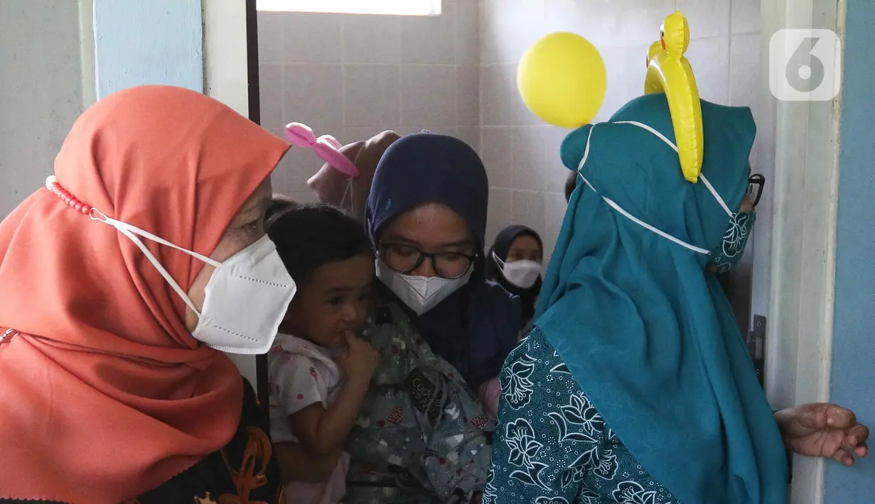 Seorang anak usai imunisasi di RPTRA Pola Idaman, Pondok Labu, Jakarta Selatan, Senin (1/8/2022). Sebanyak 76 anak mengikuti bulan imunisasi anak nasional pemberian imunisasi tambahan Campak-Rubela dan pemberian imunisasi pada anak yang belum mendapatkan imunisasi lengkap. (Liputan6.com/Herman Zakharia)