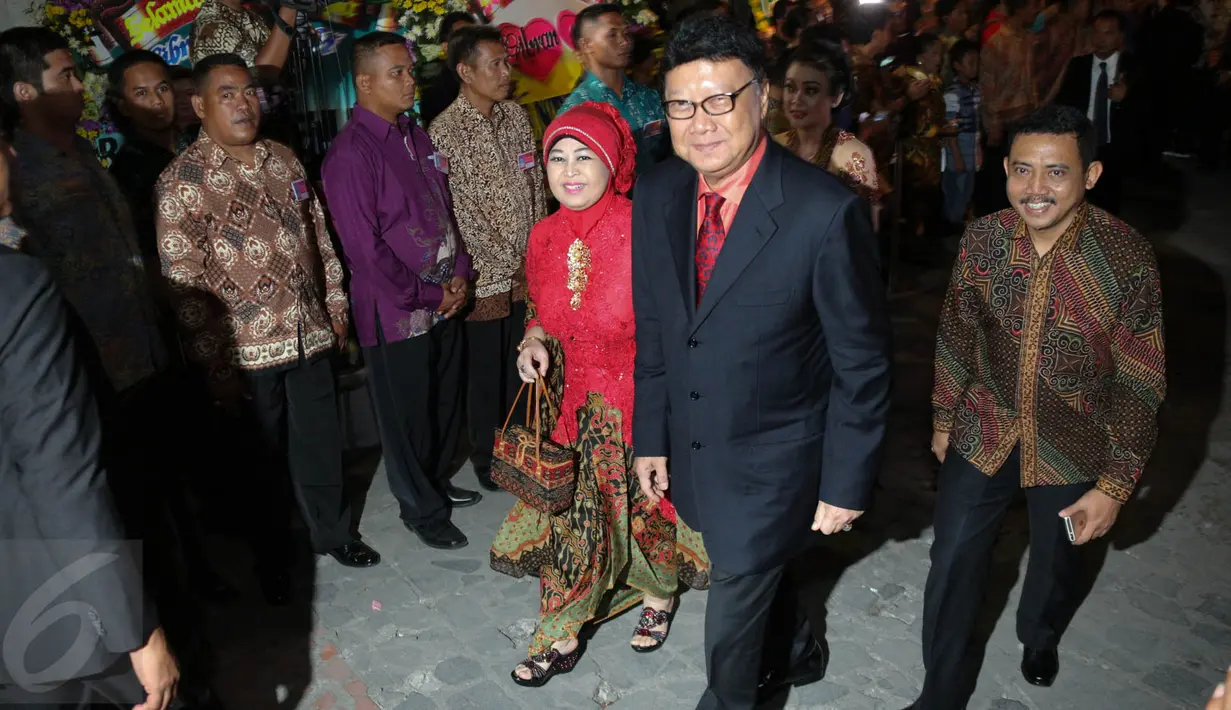 Tjahjo Kumolo saat menghadiri resepsi pernikahan Acara resepsi pernikahan Gibran Rakabuming Raka dengan Selvi Ananda, Solo, Kamis (11/6/2015). Resepsi pernikahan malam hari ini dihadiri oleh para tamu VIP dan VVIP. (Liputan6.com/Faizal Fanani)