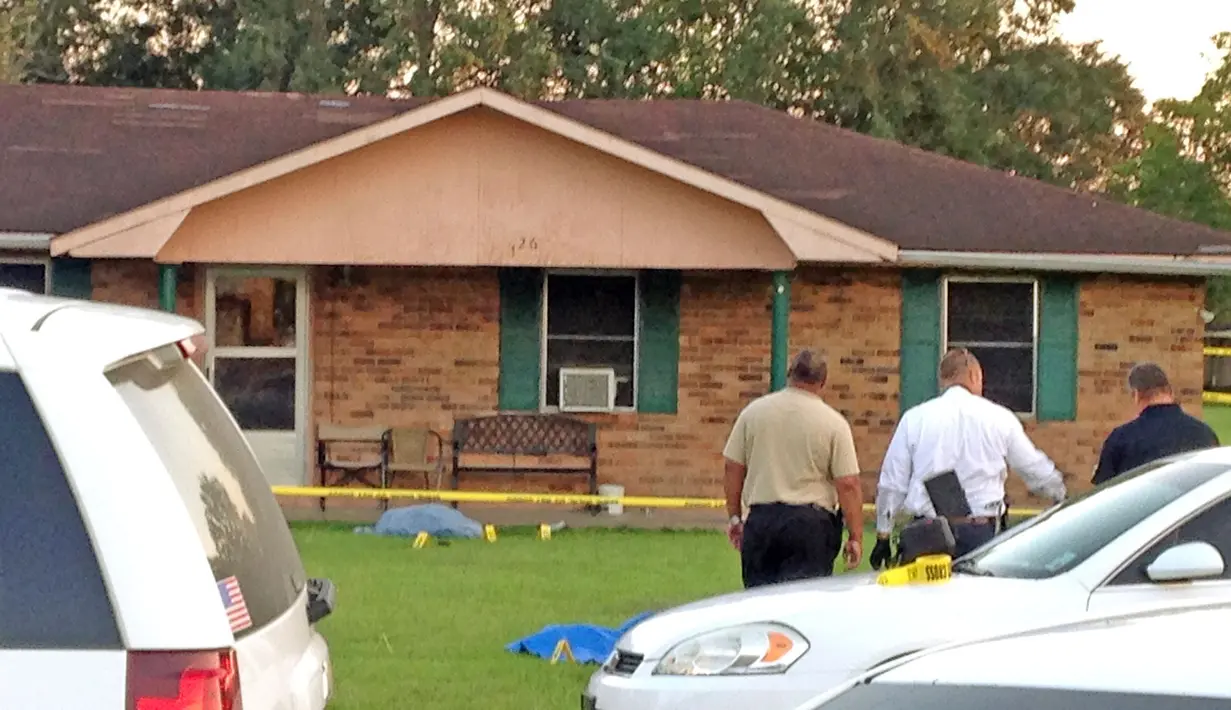 Petugas keamanan saat menyelidiki tempat terjadinya penusukan yang terjadi di Louisiana, AS, Rabu (26/8/2015). Tersangka ditangkap disebuah toko satu jam kejadian. (REUTERS/Leslie Westbrook) 