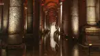 Patung berbentuk tangan terpantul di air di Basilica Cistern era Bizantium di Istanbul, Turki, Rabu, 27 Juli 2022. Tangki bersejarah, yang merupakan yang terbesar di Istanbul, dibangun pada abad ke-6 pada masa pemerintahan Kaisar Bizantium Justinian I. (AP Photo/Emrah Gurel)