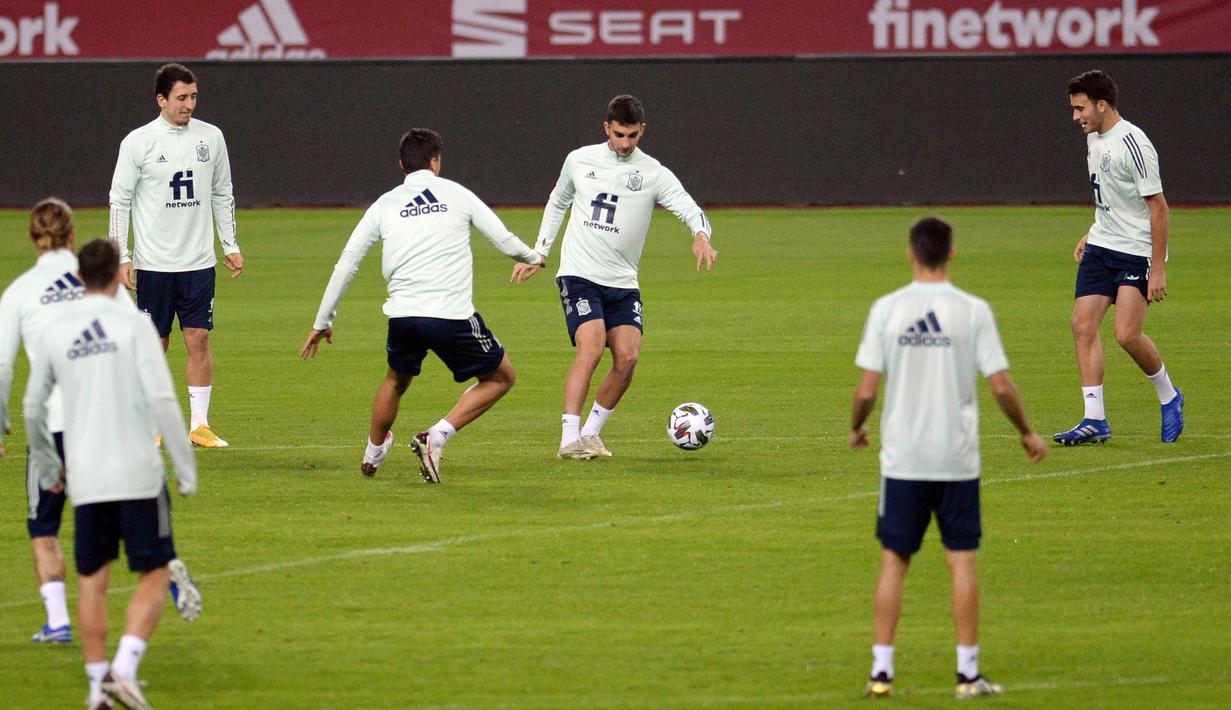 Pemain Timnas Spanyol saat mengikuti sesi latihan jelang menghadapi Jerman pada laga lanjutan Grup 4 UEFA Nations League di Stadion De La Cartuja, Selasa (17/11/2020). Spanyol akan berhadapan dengan Jerman. (AFP/Cristina Quicler)